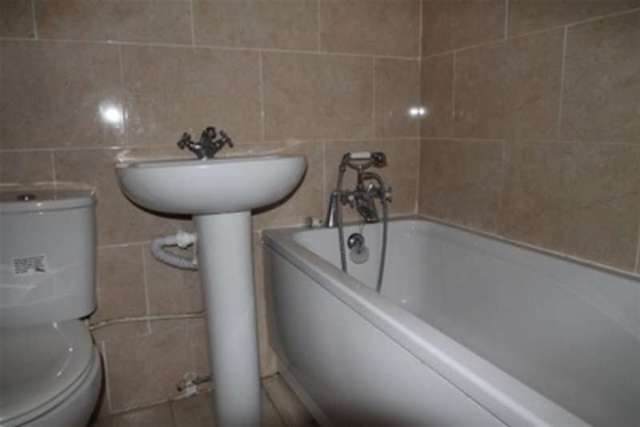  Image of 2 bedroom Flat to rent in Long Walk London SE18 at London, SE18 3TE