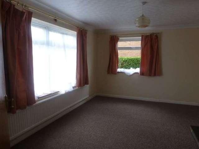  Image of 3 bedroom Bungalow to rent in Loxley Road Lowestoft NR33 at Oulton Broad  Lowestoft, NR33 9PG