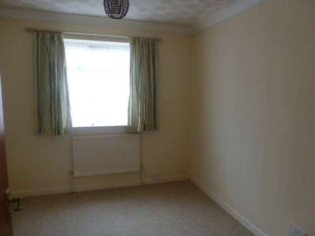  Image of 3 bedroom Bungalow to rent in Loxley Road Lowestoft NR33 at Oulton Broad  Lowestoft, NR33 9PG