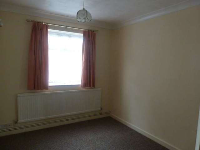  Image of 3 bedroom Bungalow to rent in Loxley Road Lowestoft NR33 at Oulton Broad  Lowestoft, NR33 9PG
