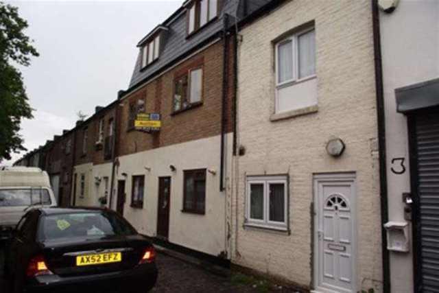  Image of 1 bedroom Detached house to rent in Lynn Mews London E11 at London, E11 4QL