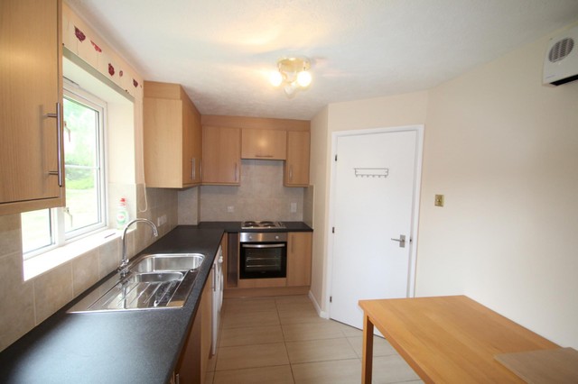  Image of 2 bedroom Flat to rent in Lyon Close Maidenbower Crawley RH10 at Maidenbower  Crawley, RH10 7ND
