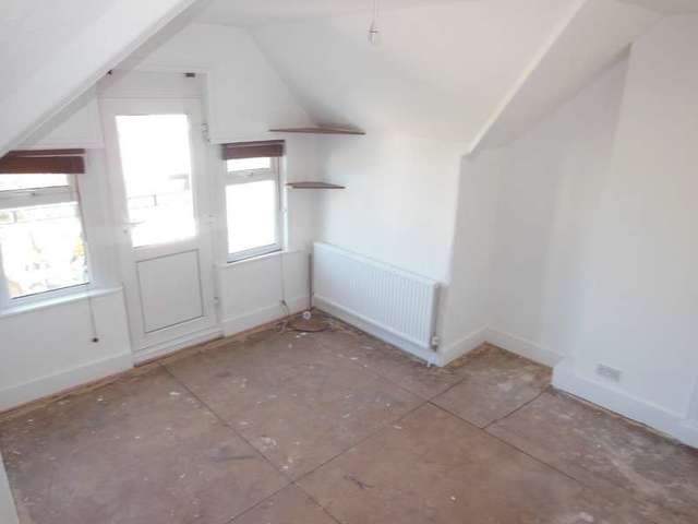  Image of 1 bedroom Flat to rent in Manor Road Westcliff-on-Sea SS0 at Westcliff-on-sea Westcliff-on-Sea, SS0 7SR