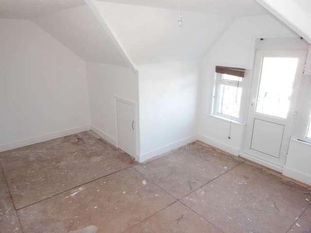  Image of 1 bedroom Flat to rent in Manor Road Westcliff-on-Sea SS0 at Westcliff-on-sea Westcliff-on-Sea, SS0 7SR