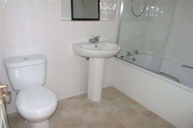  Image of 2 bedroom Flat to rent in Marks Court Southend-on-Sea SS1 at Southend-on-Sea, SS1 2RQ