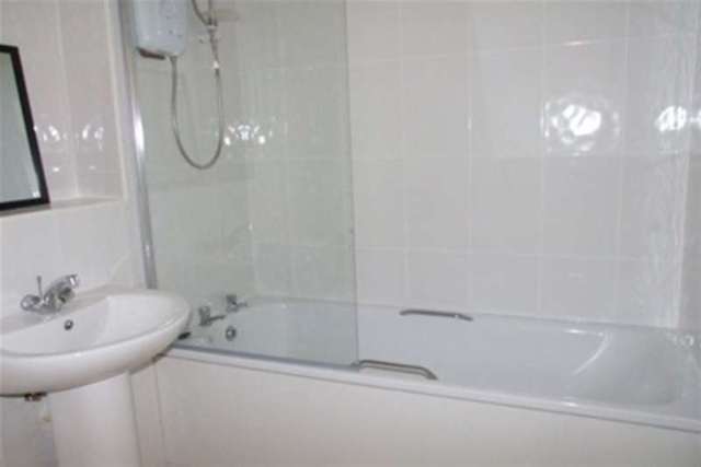  Image of 2 bedroom Flat to rent in Marks Court Southend-on-Sea SS1 at Southend-on-Sea, SS1 2RQ