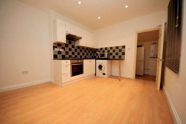 Image of 1 bedroom Flat to rent in Mitcham Road London SW17 at Mitcham Road Tooting Broadway London, SW17 9PB