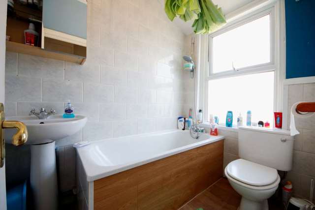 Image of 1 bedroom Flat to rent in Mitcham Road London SW17 at Mitcham Road Tooting Broadway London, SW17 9PB