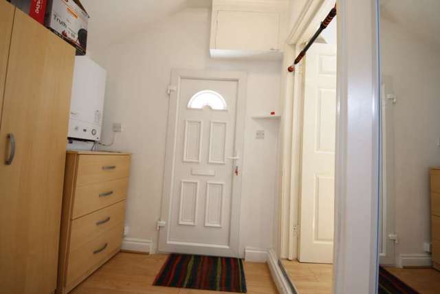  Image of 1 bedroom Flat to rent in Mitcham Road London SW17 at Mitcham Road Tooting Broadway London, SW17 9PB