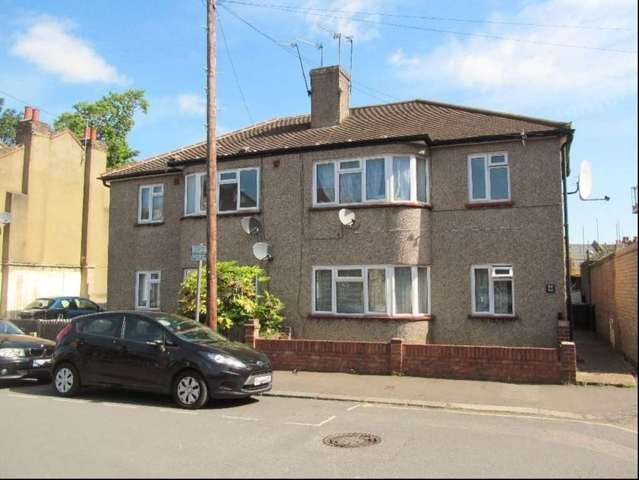  Image of 2 bedroom Flat to rent in Morena Street London SE6 at Morena Street Catford London, SE6 4JA