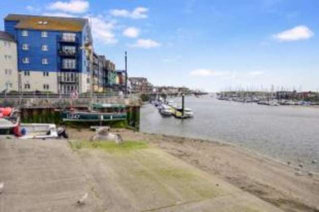  Image of 3 bedroom Terraced house for sale in Surrey Street Littlehampton BN17 at Surrey Street Littlehampton Littlehampton, BN17 5DZ
