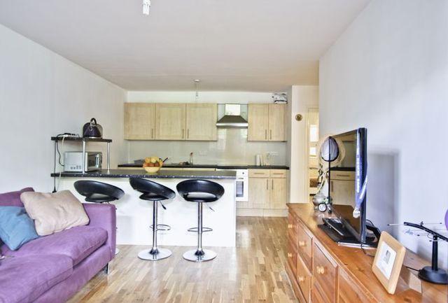  Image of 1 bedroom Flat for sale in New Cross Road London SE14 at New Cross Road  New Cross, SE14 6TY