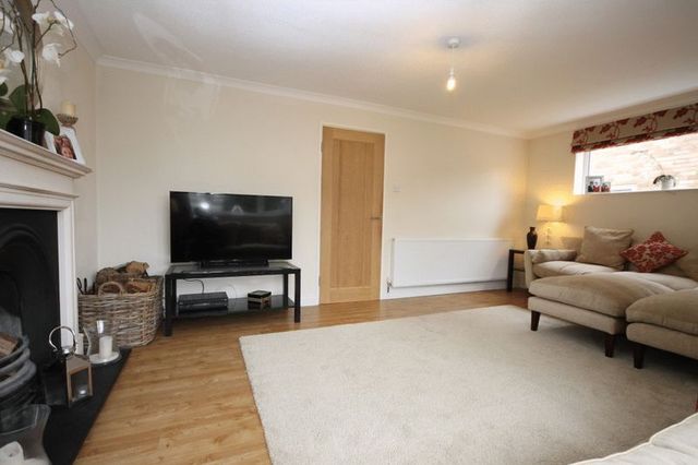  Image of 4 bedroom Detached house for sale in Freeborn Close Kidlington OX5 at Freeborn Close  Kidlington, OX5 2BH