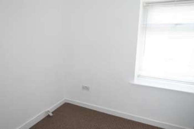  Image of 3 bedroom Apartment to rent in Oldham Road Royton Oldham OL2 at Oldham OL2 6AJ Oldham, OL2 6AJ