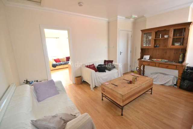  Image of 2 bedroom Flat to rent in Oxford Road Reading RG30 at Oxford Road Tilehurst Reading, RG30 1AD