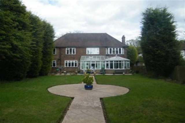  Image of 4 bedroom Detached house to rent in Oxshott Road Leatherhead KT22 at Leatherhead, KT22 0EN