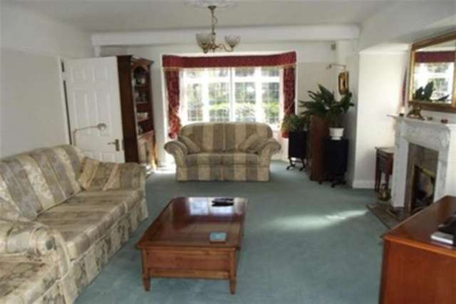 Image of 4 bedroom Detached house to rent in Oxshott Road Leatherhead KT22 at Leatherhead, KT22 0EN