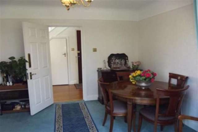  Image of 4 bedroom Detached house to rent in Oxshott Road Leatherhead KT22 at Leatherhead, KT22 0EN