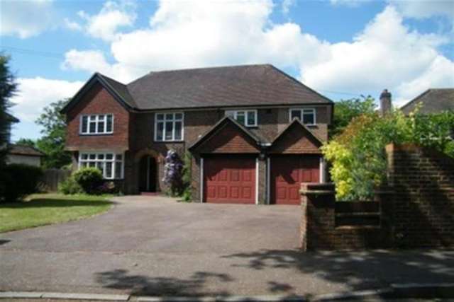  Image of 4 bedroom Detached house to rent in Oxshott Road Leatherhead KT22 at Leatherhead, KT22 0EN