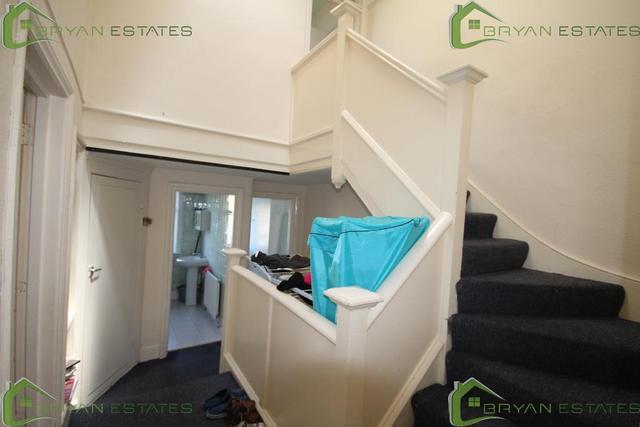  Image of 2 bedroom Flat for sale in Palmerston Road London N22 at Wood Green  London, N22 8RB