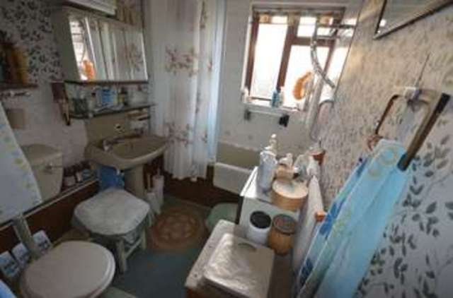 Image of 4 bedroom Terraced house for sale in Pampas Close Carterton OX18 at Pampas Close  Carterton, OX18 3YE
