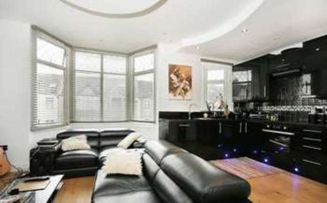  Image of 3 bedroom Flat for sale in Park Avenue Mitcham CR4 at Park Avenue  Mitcham, CR4 2EP