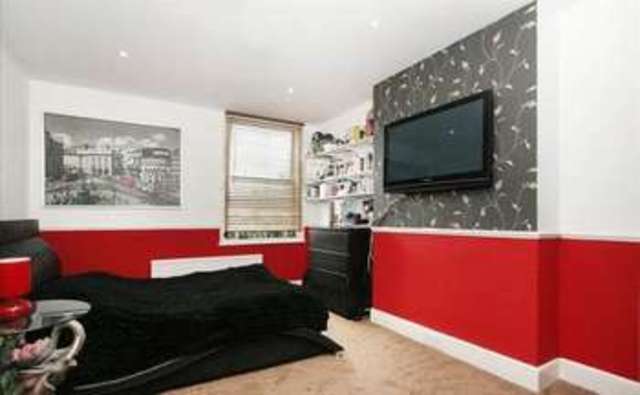  Image of 3 bedroom Flat for sale in Park Avenue Mitcham CR4 at Park Avenue  Mitcham, CR4 2EP