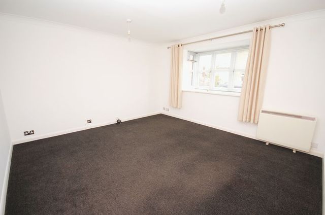  Image of 1 bedroom Flat for sale in Pinegrove Road Southampton SO19 at Pinegrove Road Sholing SOUTHAMPTON, SO19 2PP