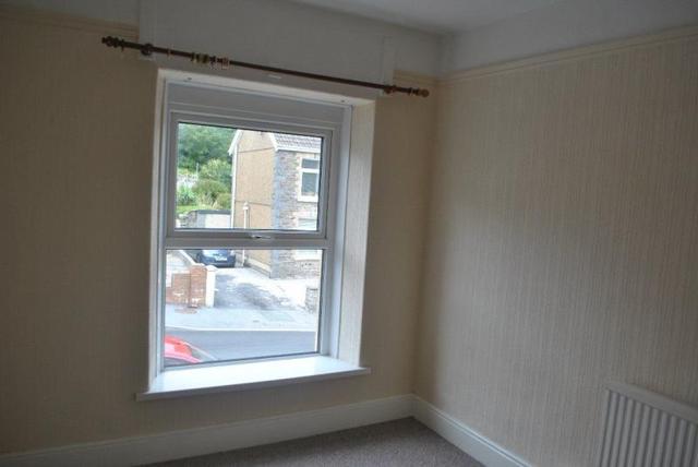  Image of 3 bedroom Detached house to rent in Heol Y Banc Bancffosfelen Llanelli SA15 at Heol Y Banc  Pontyberem, SA15 5DL