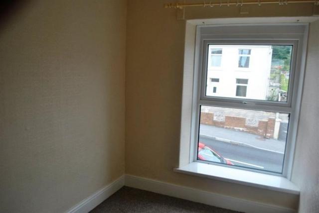  Image of 3 bedroom Detached house to rent in Heol Y Banc Bancffosfelen Llanelli SA15 at Heol Y Banc  Pontyberem, SA15 5DL