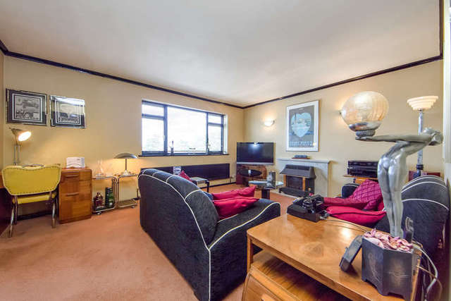  Image of 2 bedroom Flat for sale in Popes Grove Twickenham TW1 at Middlesex  Twickenham, TW1 4JU