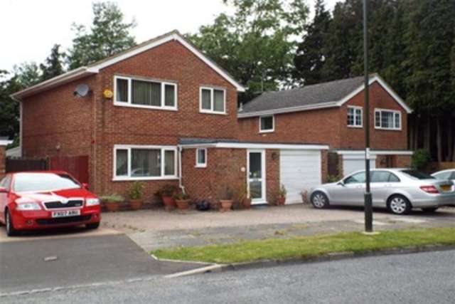  Image of 3 bedroom Detached house to rent in Heathfield Crawley RH10 at Crawley, RH10 3TT