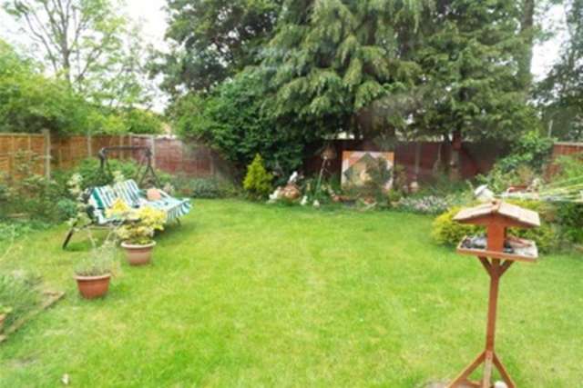 Image of 3 bedroom Detached house to rent in Heathfield Crawley RH10 at Crawley, RH10 3TT
