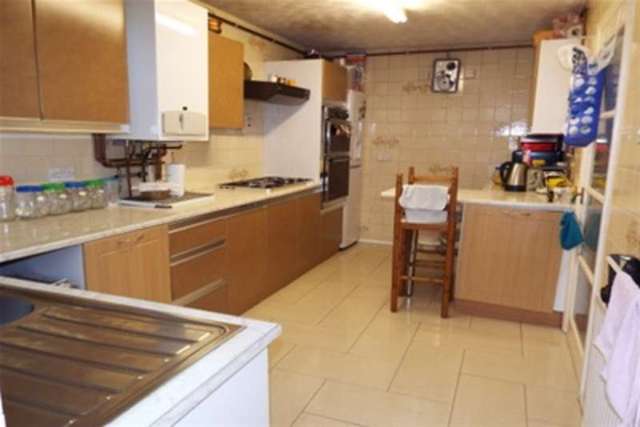  Image of 3 bedroom Detached house to rent in Heathfield Crawley RH10 at Crawley, RH10 3TT