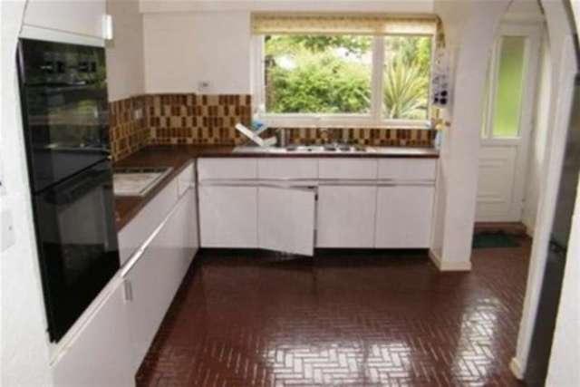  Image of 4 bedroom Detached house to rent in Prestwood Drive Nottingham NG8 at Nottingham, NG8 3LY