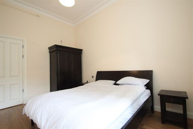  Image of 4 bedroom Flat to rent in Queens Drive Glasgow G42 at Queens Park Glasgow Glasgow, G42 8BW