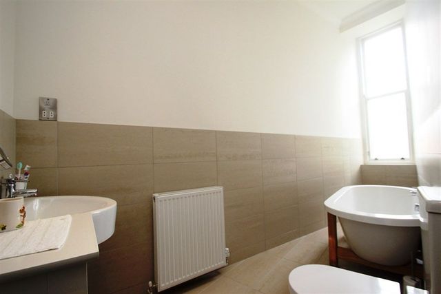  Image of 4 bedroom Flat to rent in Queens Drive Glasgow G42 at Queens Park Glasgow Glasgow, G42 8BW