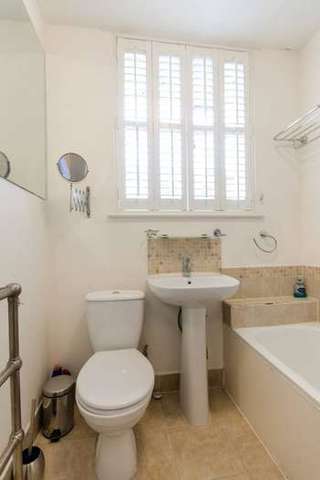  Image of Studio flat to rent in Queen