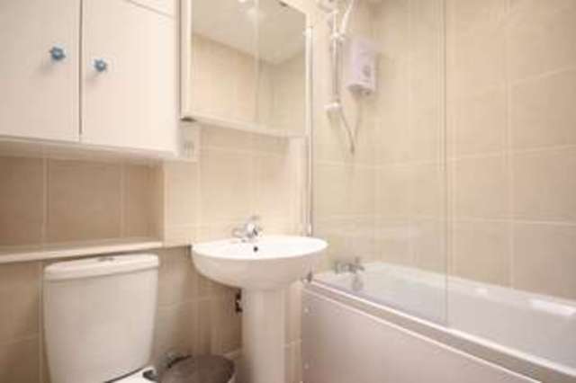 Image of 3 bedroom Flat to rent in Rayleigh Road Westbury-on-Trym Bristol BS9 at Greenacres, Rayleigh Road Stoke Bishop Bristol, BS9 2AX