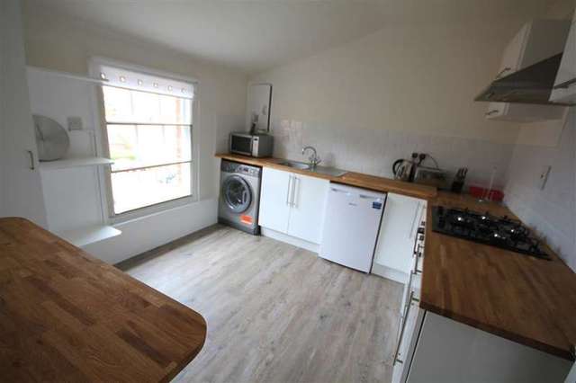  Image of 2 bedroom Apartment to rent in Regent Court Reading RG1 at By Great Knollys Street  Reading, RG1 7HW