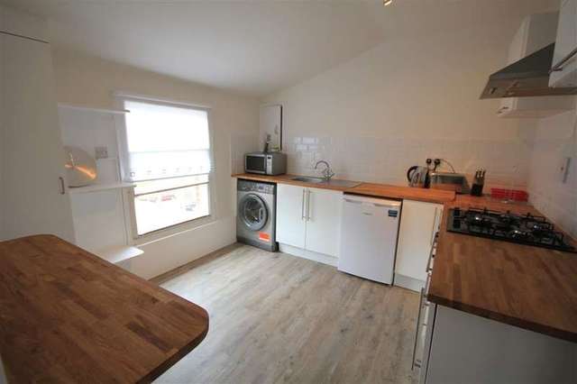  Image of 2 bedroom Apartment to rent in Regent Court Reading RG1 at By Great Knollys Street  Reading, RG1 7HW