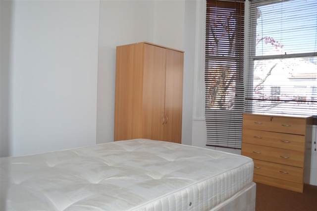  Image of 2 bedroom Flat to rent in Robinson Road Colliers Wood London SW17 at Colliers Wood, SW17 9DW