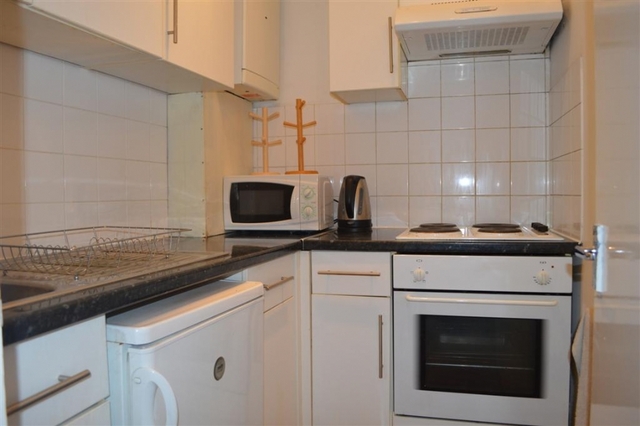  Image of 2 bedroom Flat to rent in Robinson Road Colliers Wood London SW17 at Colliers Wood, SW17 9DW
