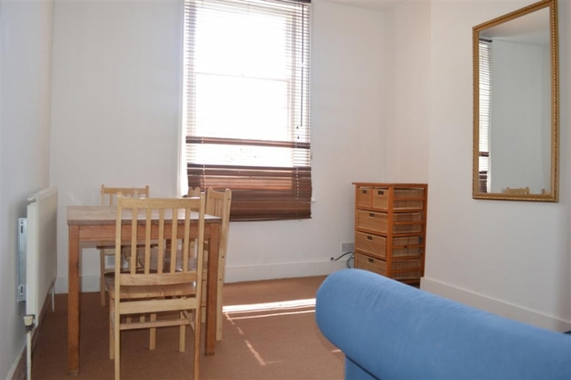  Image of 2 bedroom Flat to rent in Robinson Road Colliers Wood London SW17 at Colliers Wood, SW17 9DW