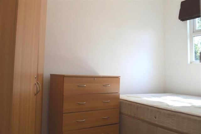  Image of 2 bedroom Flat to rent in Robinson Road Colliers Wood London SW17 at Colliers Wood, SW17 9DW