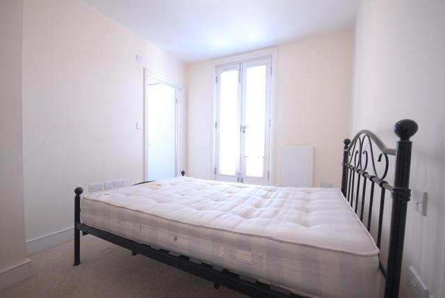  Image of 2 bedroom Flat to rent in Roehampton High Street London SW15 at Wandsworth, SW15 4HJ