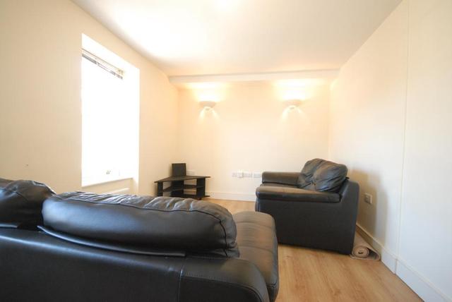  Image of 2 bedroom Flat to rent in Roehampton High Street London SW15 at Wandsworth, SW15 4HJ