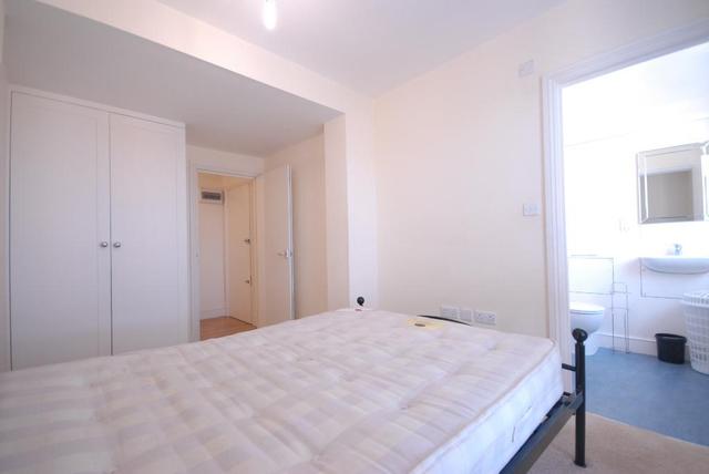  Image of 2 bedroom Flat to rent in Roehampton High Street London SW15 at Wandsworth, SW15 4HJ