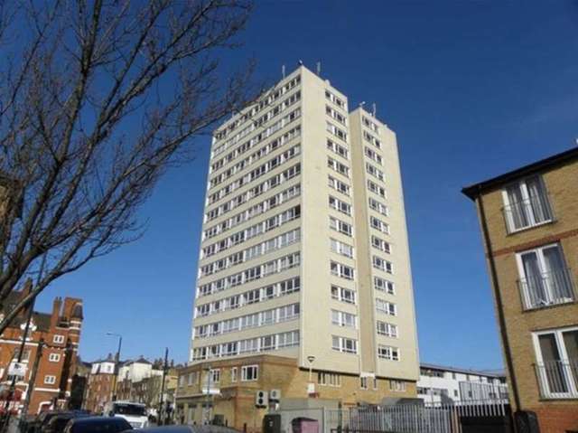  Image of 2 bedroom Flat to rent in Roman Road London E2 at London, E2 0LT