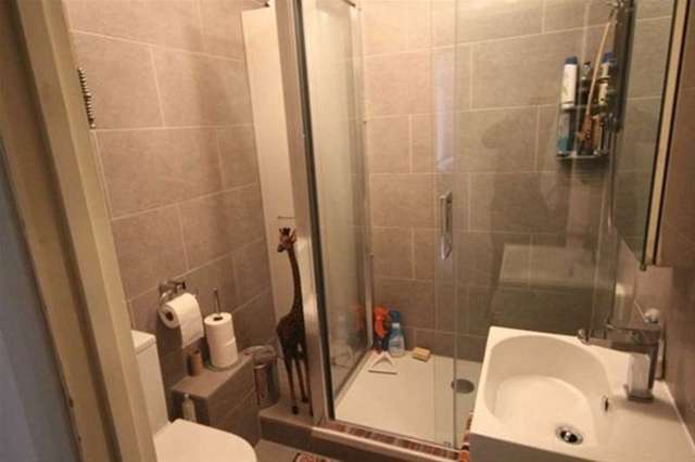  Image of 2 bedroom Flat to rent in Roman Road London E2 at London, E2 0LT